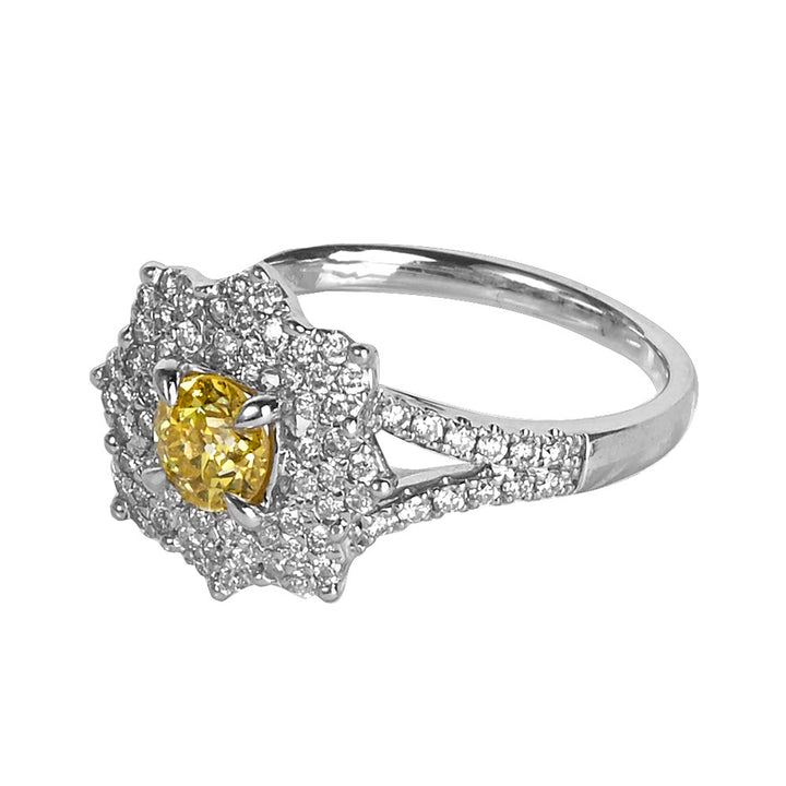 18 KT White Gold 
Diamond Flower Engagement Ring