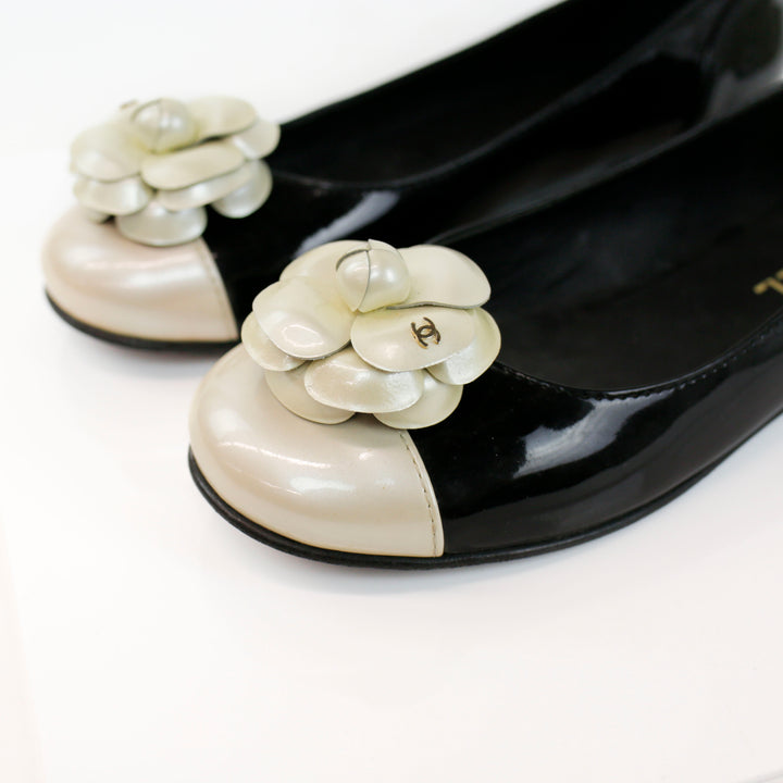 Chanel Black 
Cream Patent Leather CC Camellia Ballet Flats